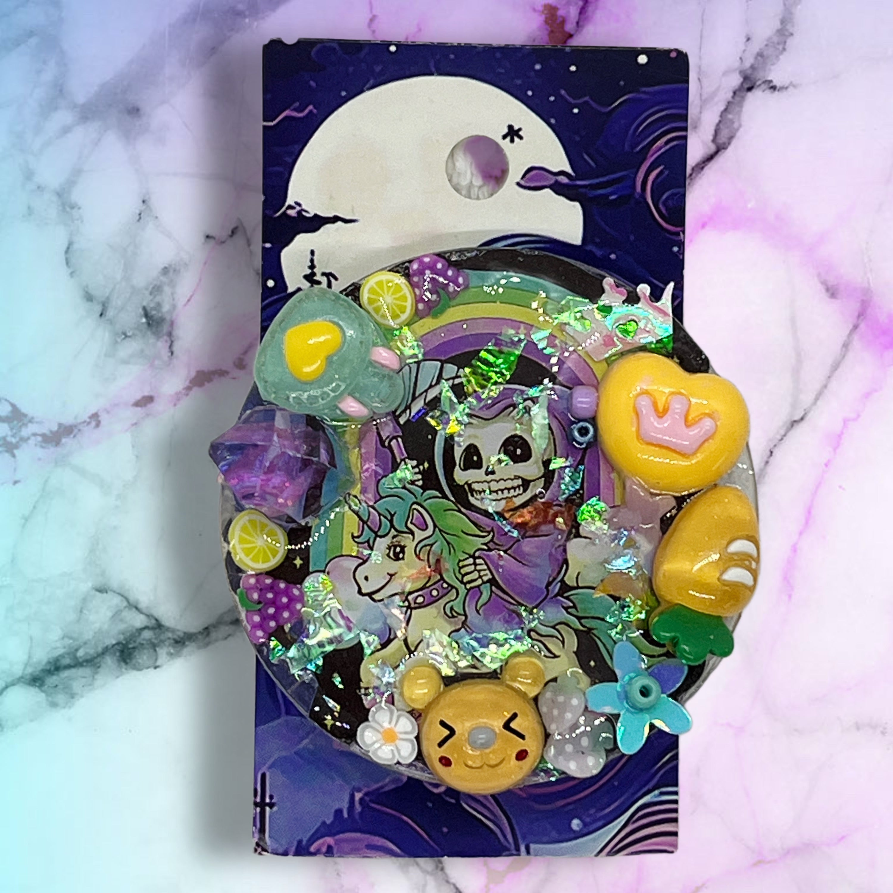 no:805 Resin pin брошка, Made by Djongi