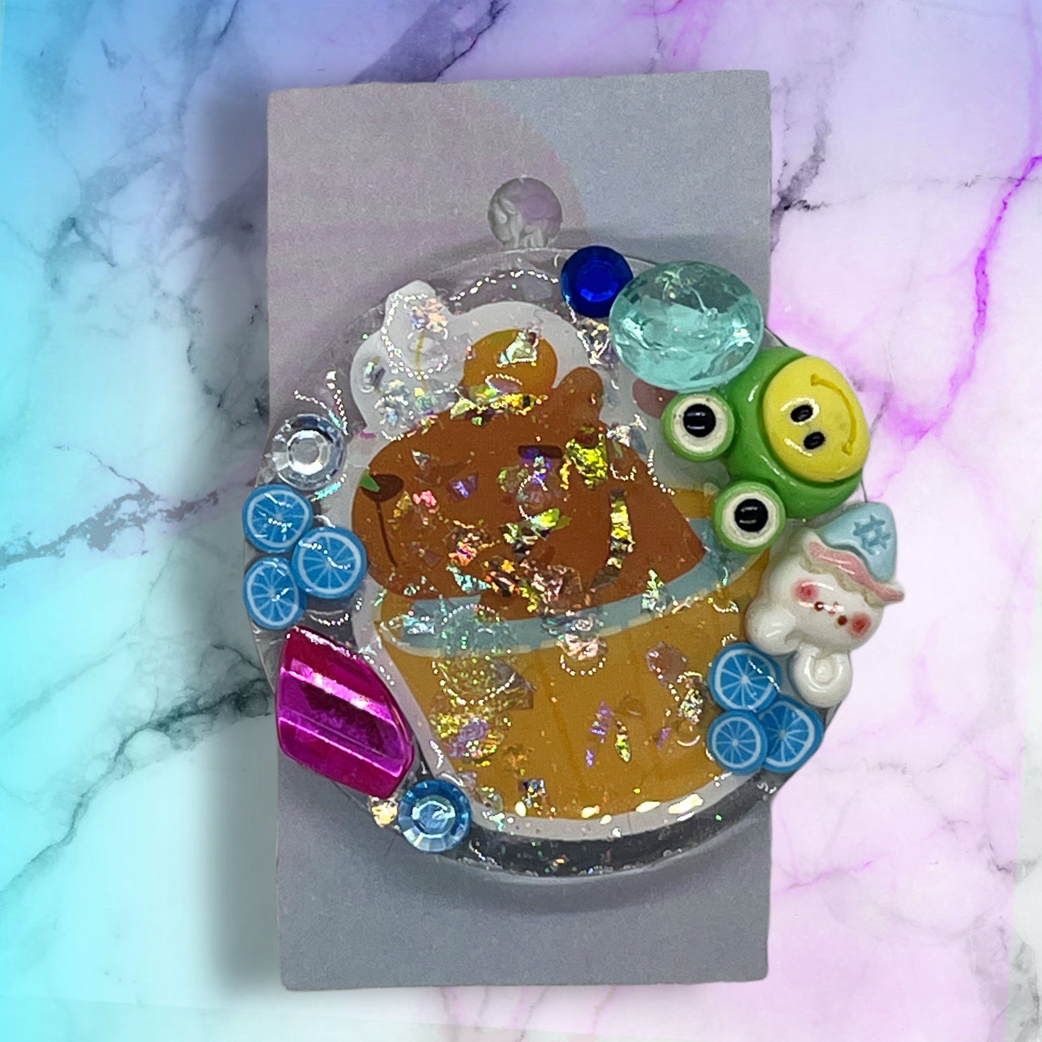 no:809 Resin pin брошка, Made by Djongi