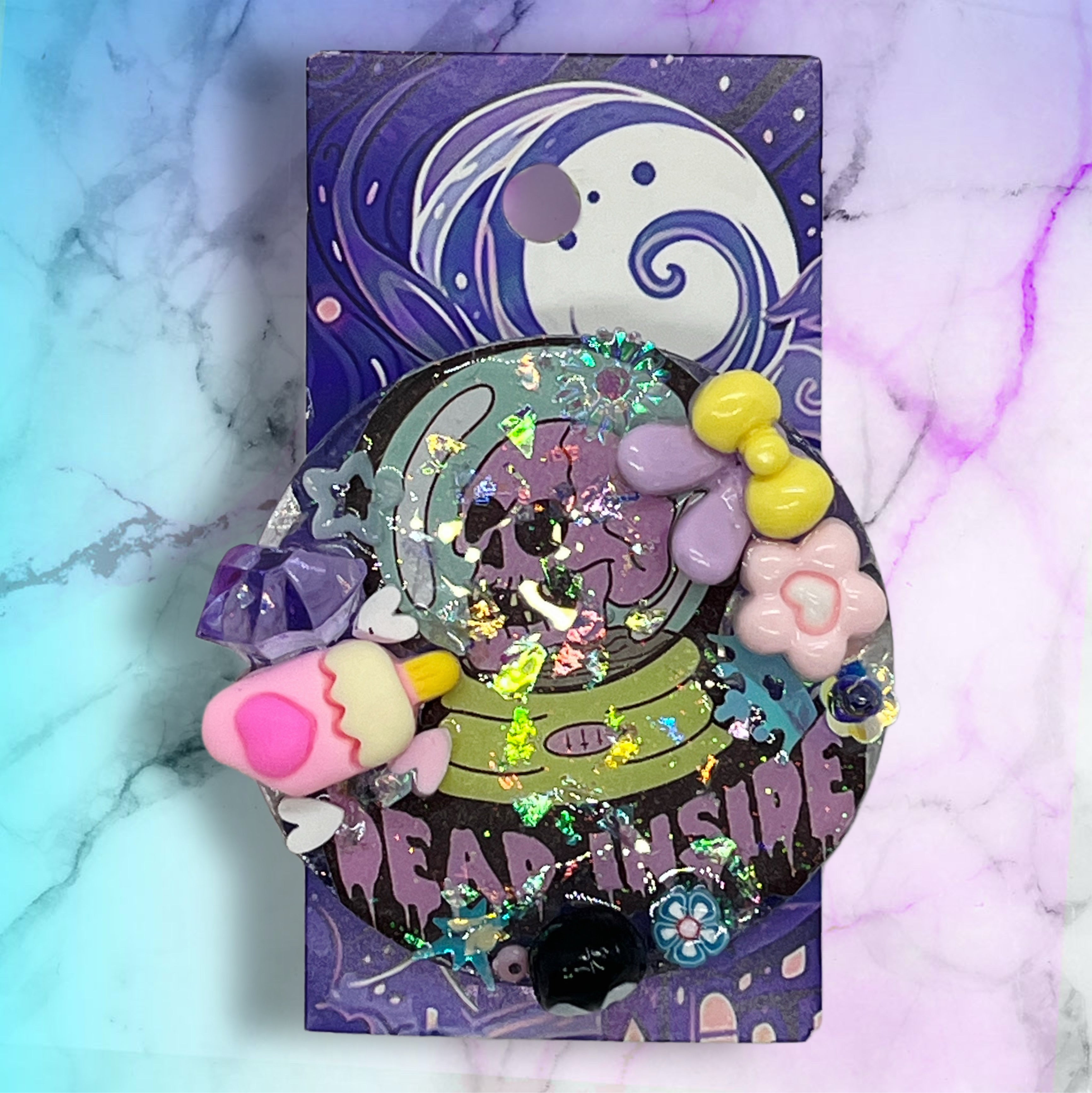 no:811 Resin pin брошка, Made by Djongi