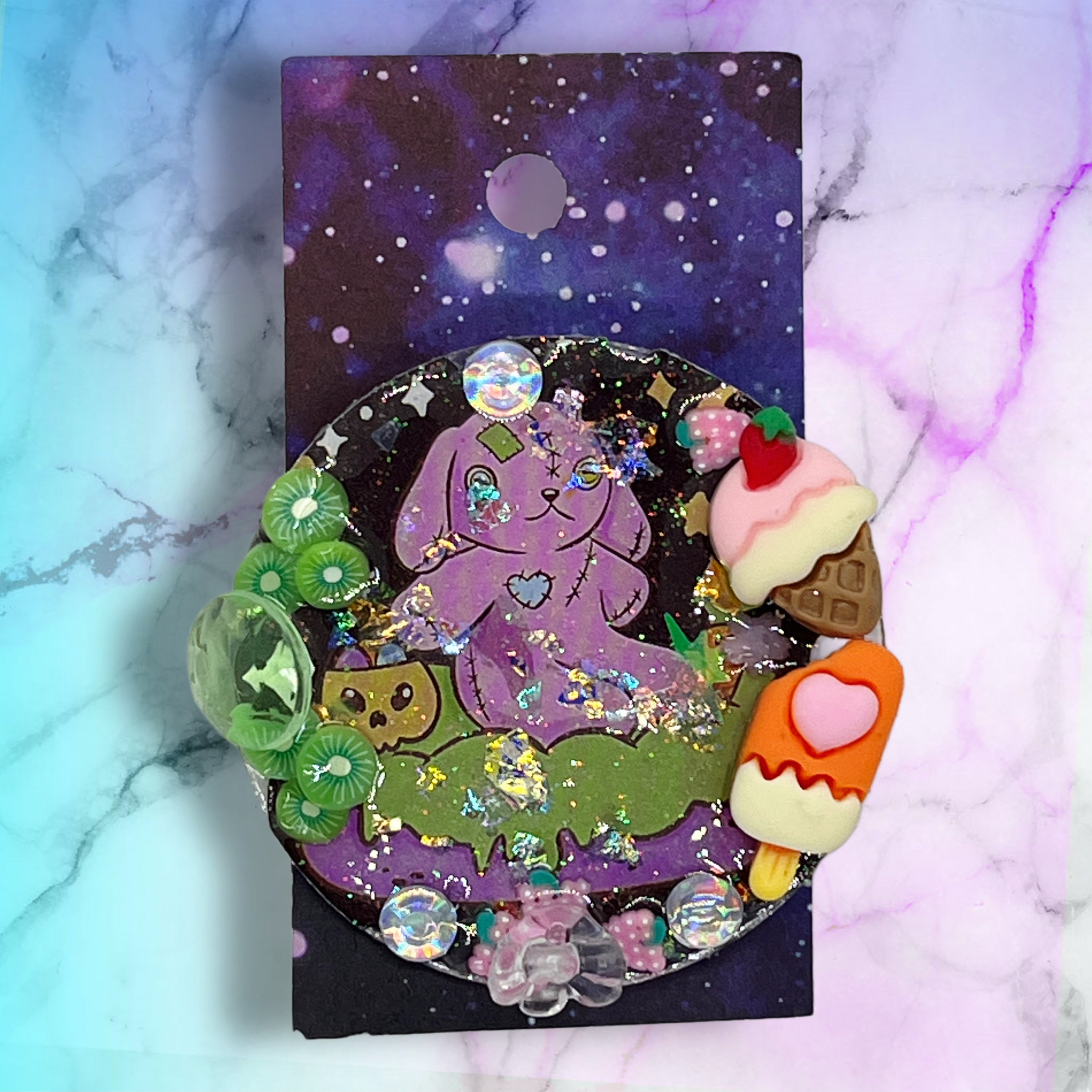 no:818 Resin pin брошка, Made by Djongi