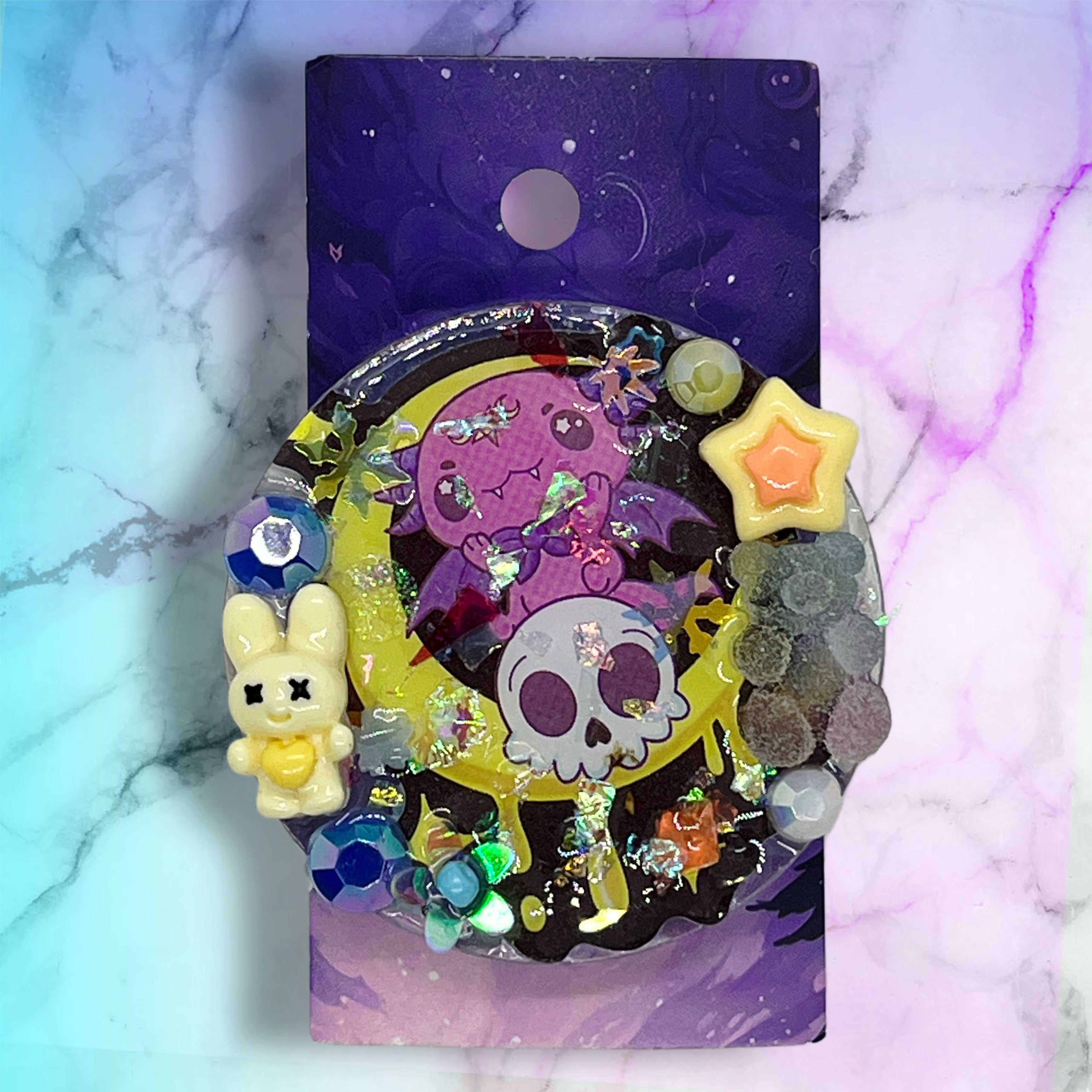 no:819 Resin pin брошка, Made by Djongi